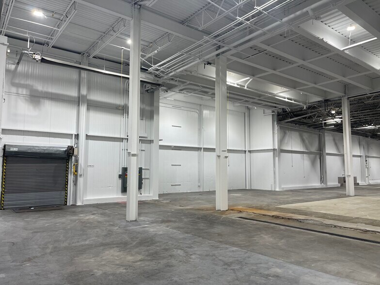 More Photos Of 33 Rajon Rd, Bayport Manufacturing For Lease