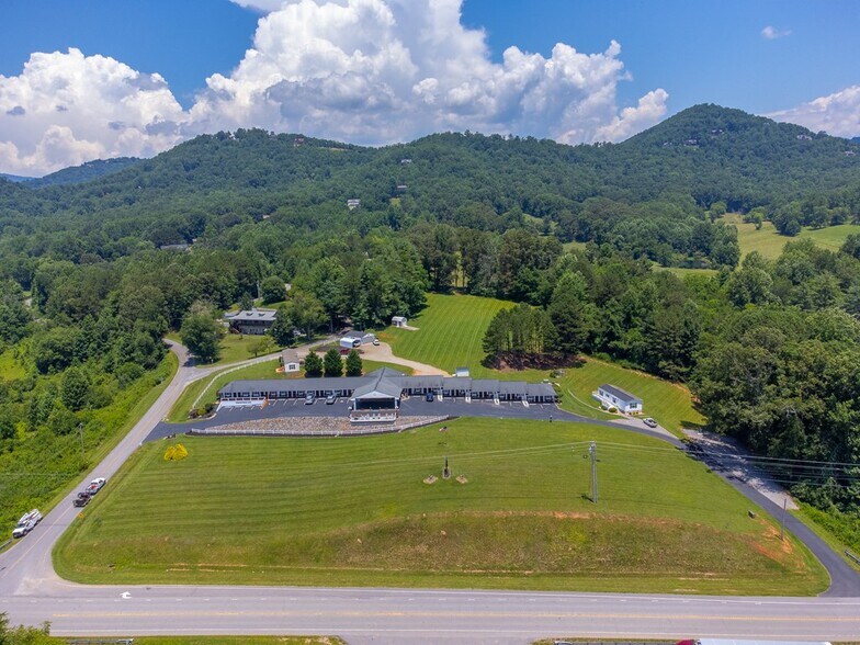More Photos Of 40 Chatuge Ln, Hayesville Hotel For Sale