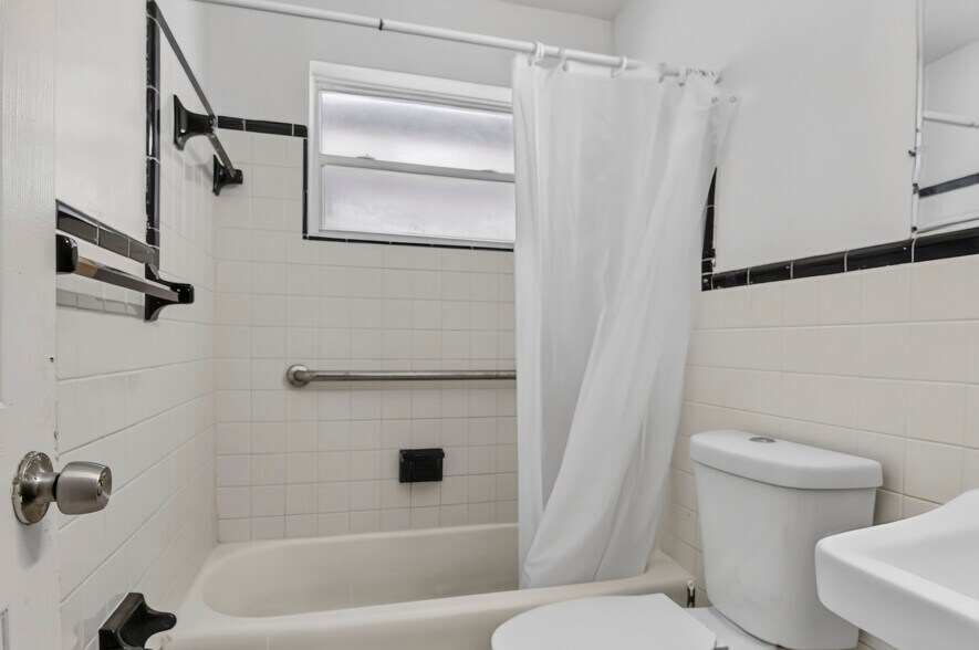More Photos Of Blue Heron Blvd - 40 Bed Licensed Independent Living Facility, Riviera Beach Healthcare For Sale