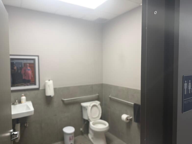 More Photos Of 8051 S Sam Houston Pky, Houston Unknown For Lease