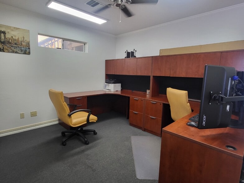 More Photos Of 2409 Maxwell Ln, Deer Park Office For Lease
