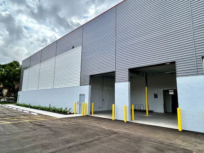 More Photos Of 2320 E Mall Dr, Fort Myers Warehouse For Lease