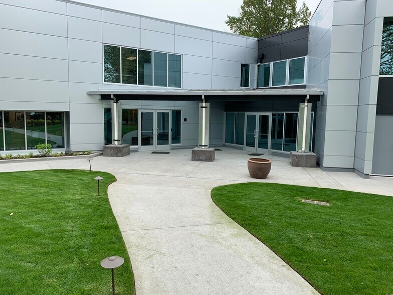 More Photos Of 733 7th Ave, Kirkland Office For Sale