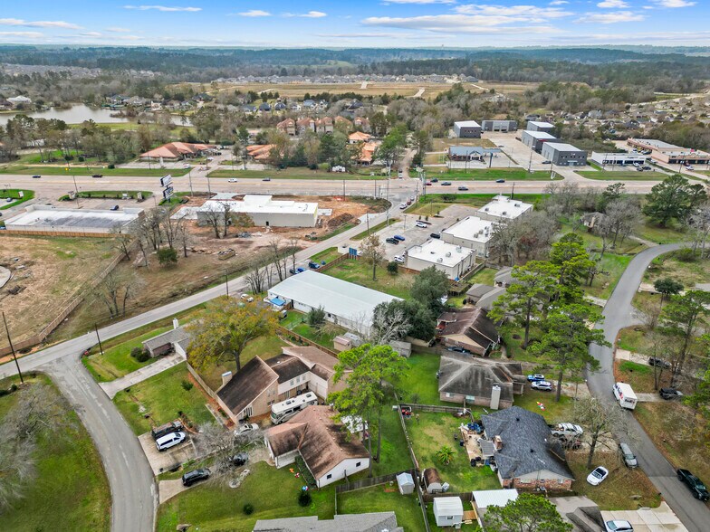 More Photos Of 119 Old River Rd, Montgomery Veterinarian Kennel For Sale