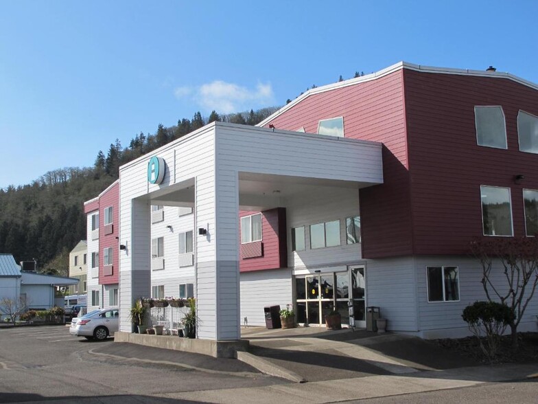 Primary Photo Of 502 Garibaldi Ave, Garibaldi Hotel For Sale