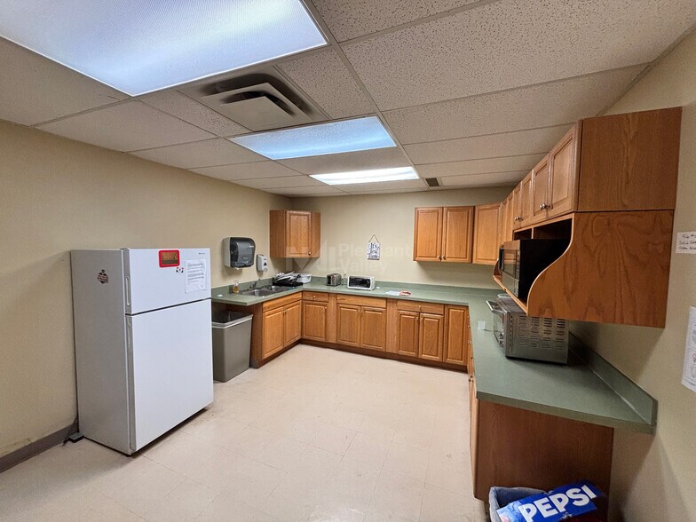 More Photos Of 2110-2130 E Aurora Rd, Twinsburg Warehouse For Sale