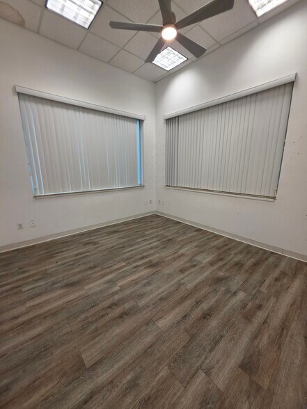 More Photos Of 7901 Kingspointe Pky, Orlando Showroom For Lease