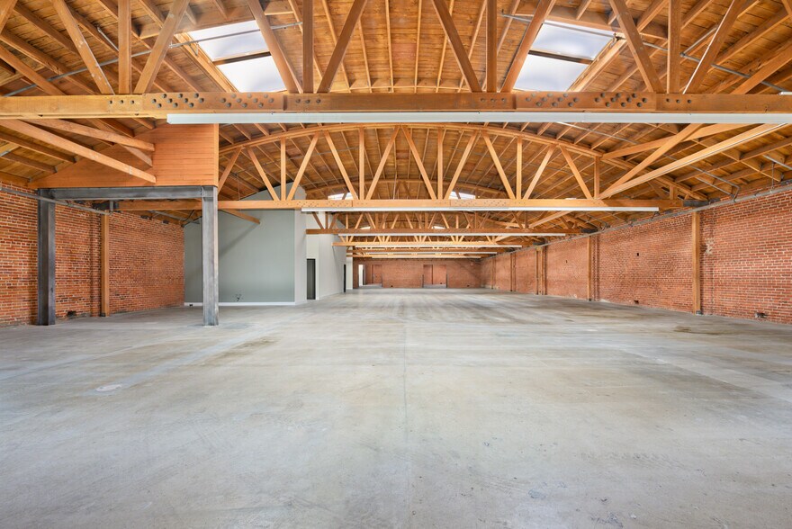 More Photos Of 1145 Seward St, Los Angeles Showroom For Lease