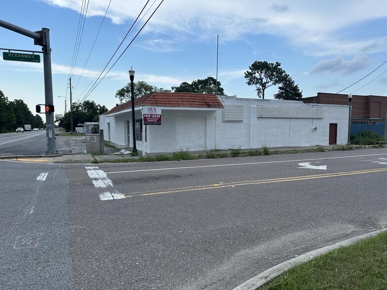 Primary Photo Of 12707 N Main St, Jacksonville Freestanding For Lease