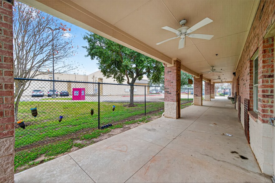 More Photos Of 8525 Queenston Blvd, Houston Freestanding For Sale