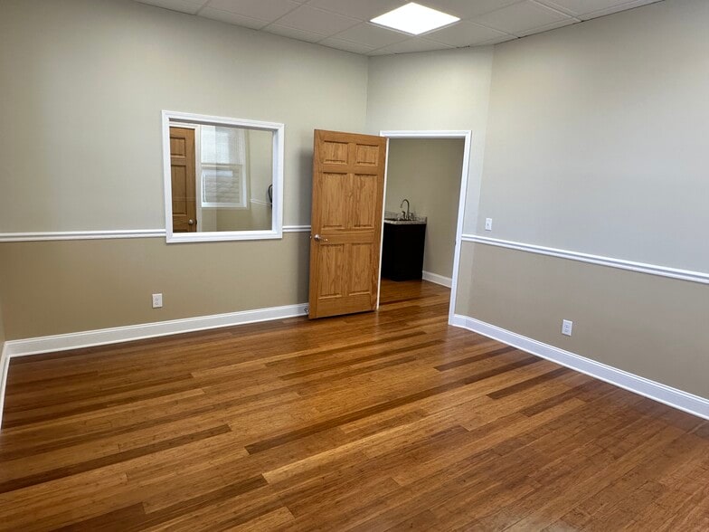 More Photos Of 221 W Main St, Radford Office For Lease
