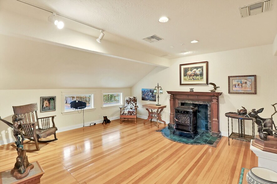 More Photos Of 42837 McKenzie Hwy, Leaburg Freestanding For Sale