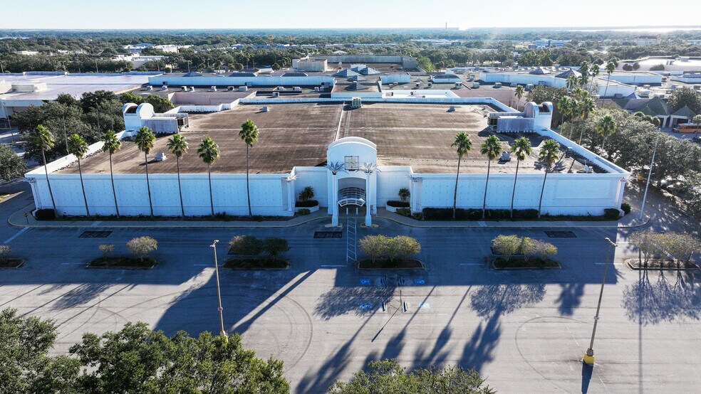 More Photos Of 3520 US Highway 98 N, Lakeland Department Store For Sale