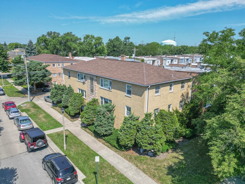 Primary Photo Of 4936 Greenwood St, Skokie Apartments For Sale