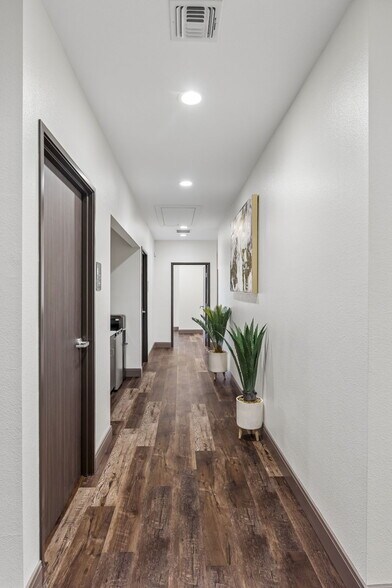 More Photos Of 4358 Lockhill Selma Rd, Shavano Park Medical For Lease