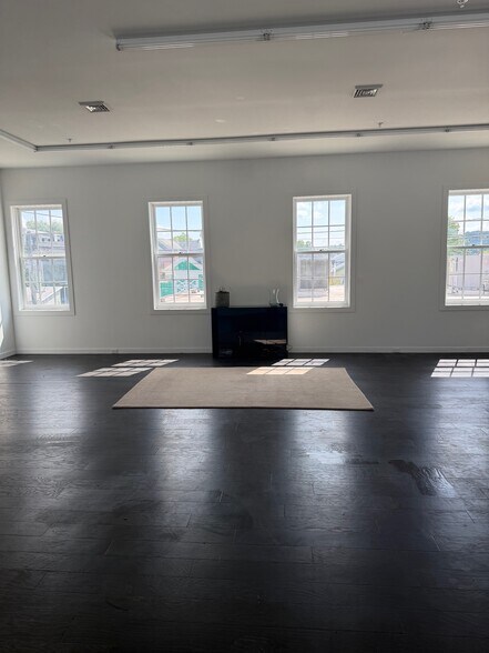 More Photos Of 449 Warren St, Hudson Storefront Retail Office For Lease