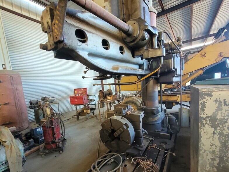 More Photos Of 1503 W Orrland Ave, Pixley Manufacturing For Sale