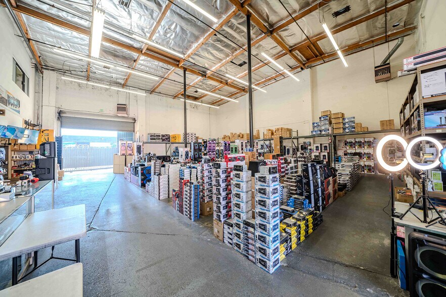 More Photos Of 1120 E 11th St, Los Angeles Showroom For Sale
