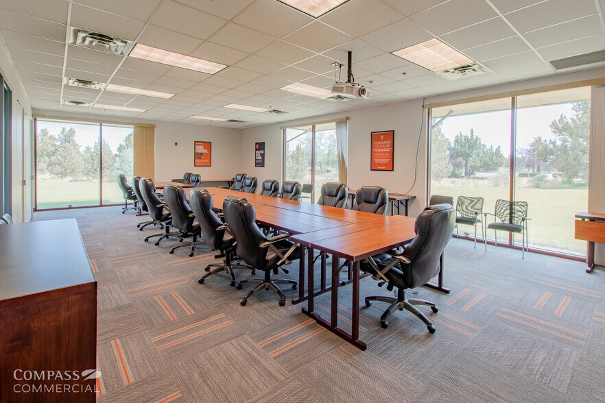 More Photos Of 2999 SW 6th St, Redmond Office For Lease