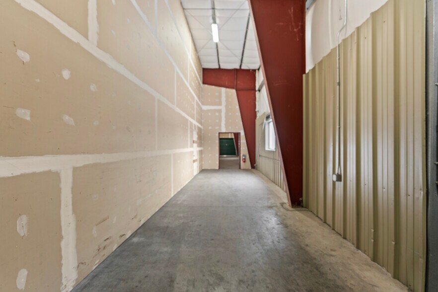 More Photos Of 27 Kent St, Ballston Spa Warehouse For Lease