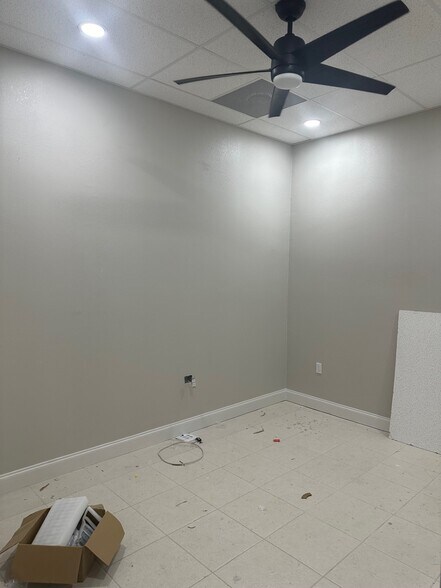 More Photos Of 24690 Sandhill Blvd, Punta Gorda Warehouse For Lease