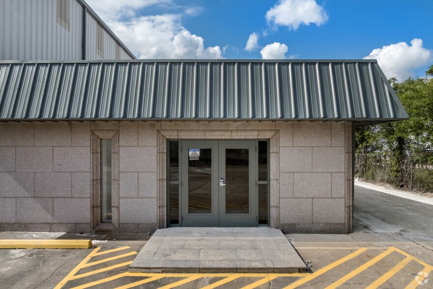 More Photos Of 6445 Burlington Dr, Houston Warehouse For Lease