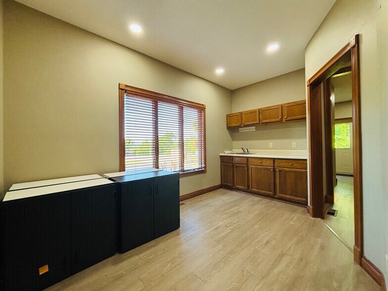 More Photos Of 1629 Harding Blvd, Cotter Medical For Sale