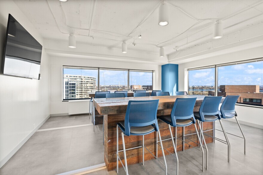 More Photos Of 1550 Crystal Dr, Arlington Office For Lease