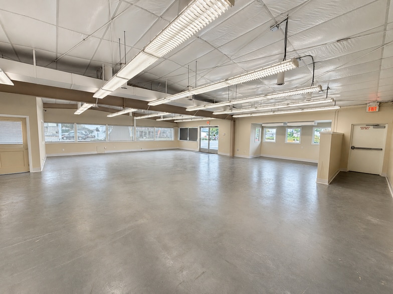 More Photos Of 1002 Central Ave N, Kent Showroom For Sale