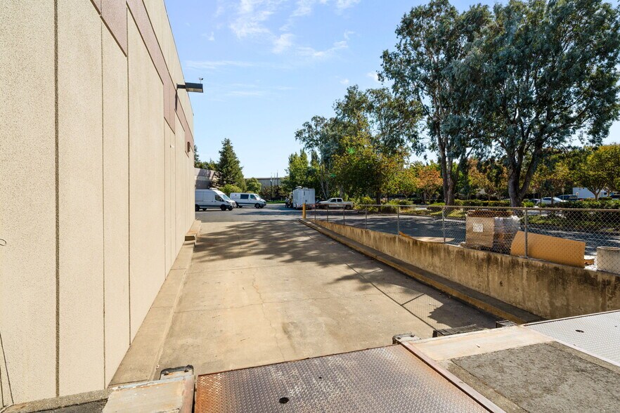 More Photos Of 560-562 Technology Way, Napa Warehouse For Lease
