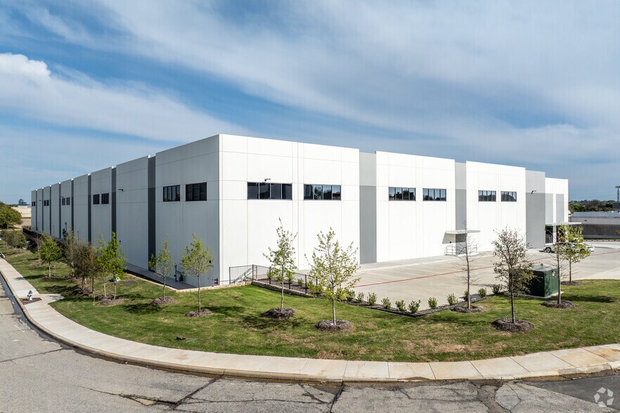 More Photos Of 3260 Skyway Cir, Irving Warehouse For Lease