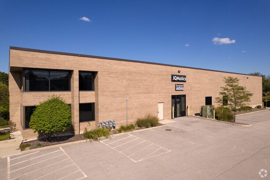 More Photos Of 125 E Commerce Dr, Schaumburg Light Distribution For Sale