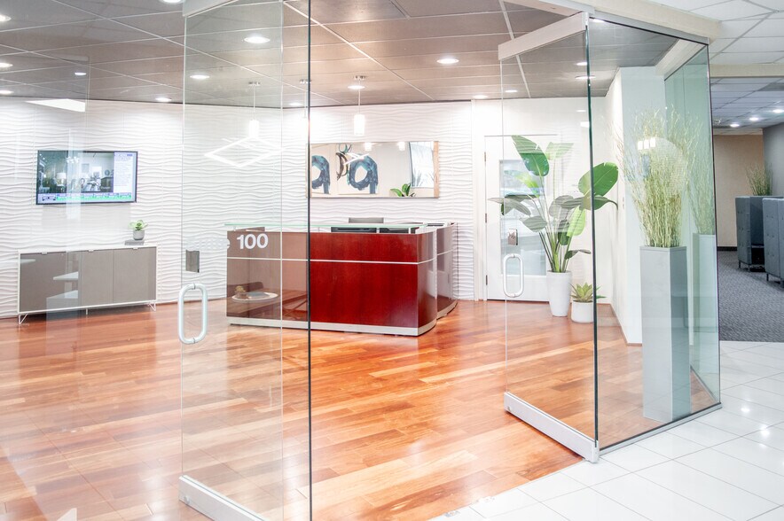 More Photos Of 1701 W Northwest Hwy, Grapevine Coworking Space