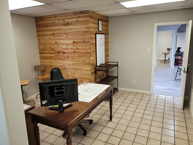 More Photos Of 4001 W Oak St, Palestine Self Storage For Lease