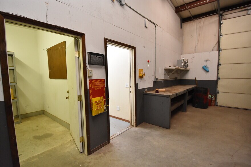 More Photos Of 701 W Broadway, Seminole Manufacturing For Sale