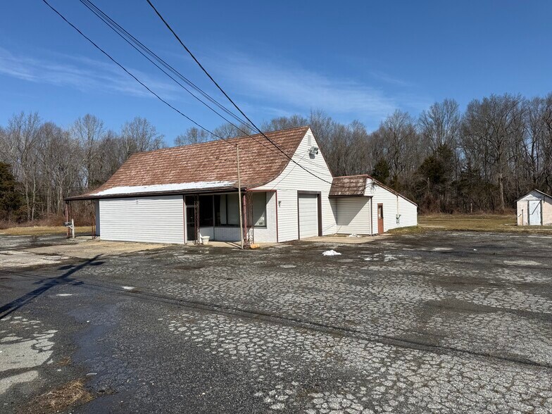 More Photos Of 4640 Dupont Pky, Townsend Freestanding For Sale