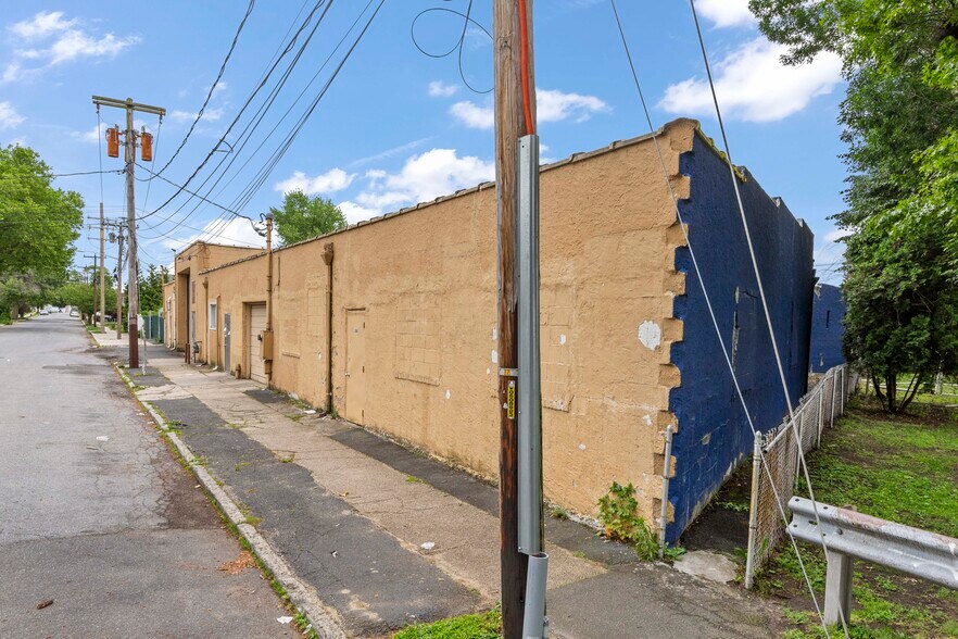 More Photos Of 625-633 W Merrick Rd, Valley Stream Warehouse For Lease