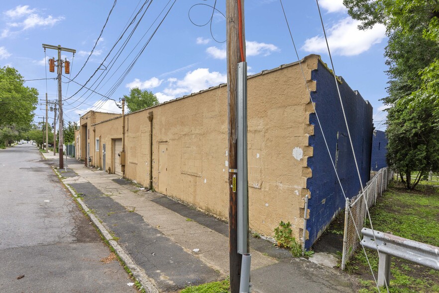 More Photos Of 625-633 W Merrick Rd, Valley Stream Warehouse For Lease