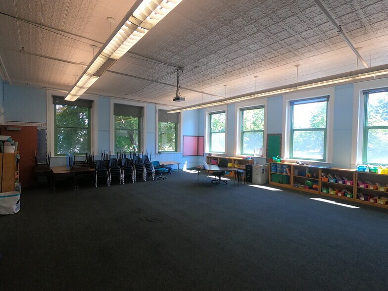 More Photos Of 260 Edmund Ave, Saint Paul Schools For Lease