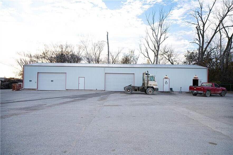 More Photos Of 1507 Roseport Rd, Elwood Warehouse For Lease