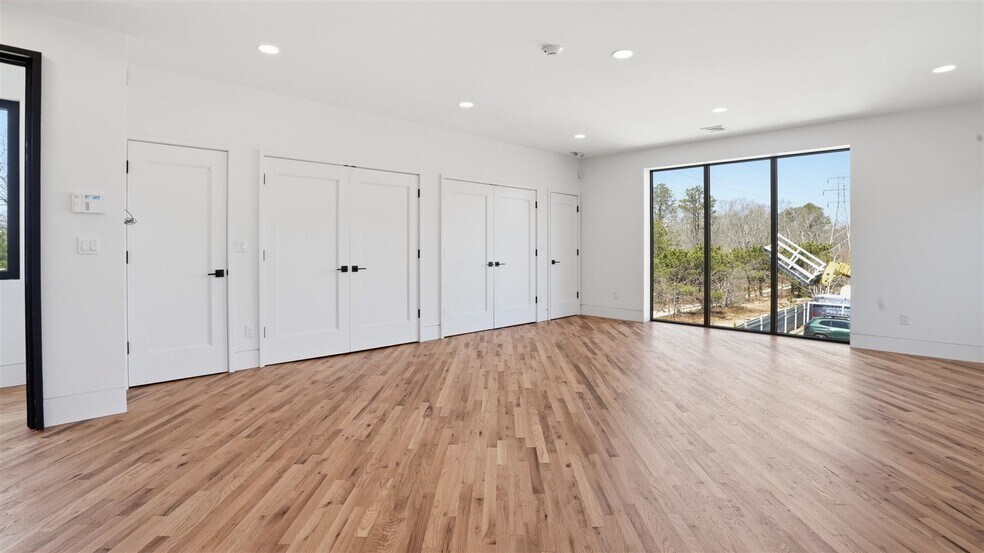 More Photos Of 200 W Montauk Hwy, Hampton Bays Freestanding For Lease