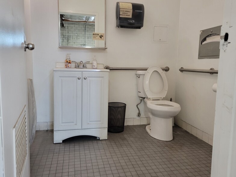 More Photos Of 1001 E 7th St, Los Angeles Warehouse For Lease