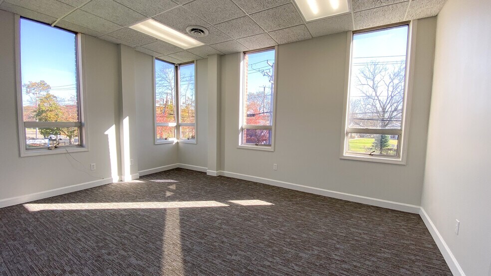 More Photos Of 80 Maple Ave, Smithtown Office For Lease
