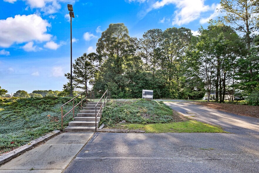 More Photos Of 303-305 Tilghman Dr, Dunn Medical For Sale