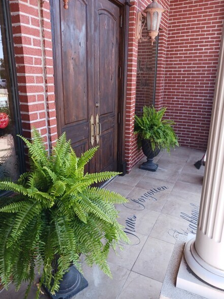 More Photos Of 204 Clay St, Nocona Restaurant For Lease