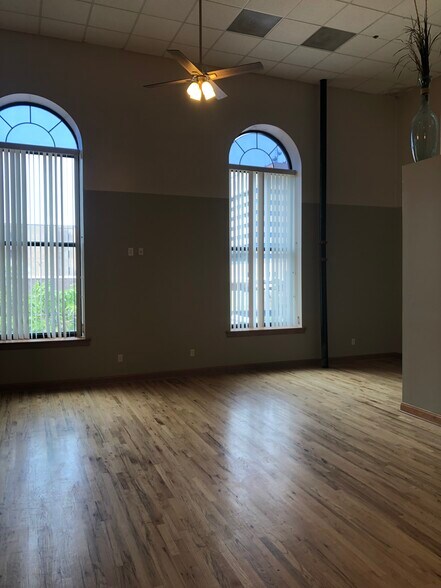 More Photos Of 11 N Genesee St, Waukegan Flex For Sale