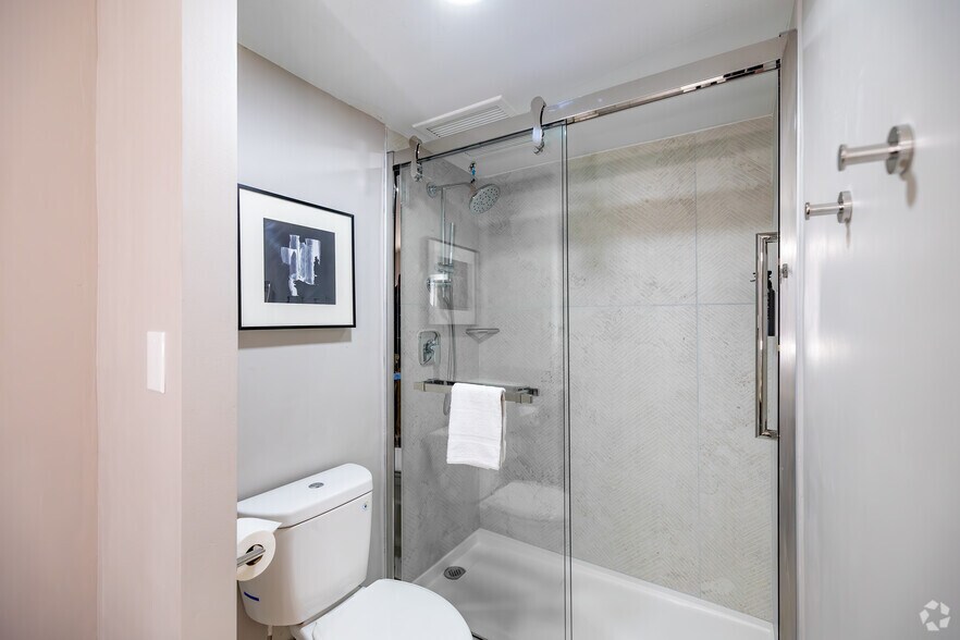 More Photos Of 75 E State St, Columbus Hotel For Sale