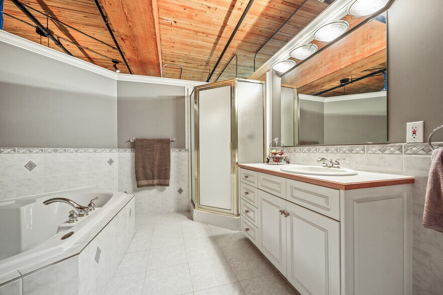 More Photos Of 535 10th Ave SW, Calgary Apartments For Sale