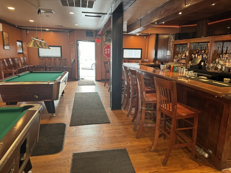 More Photos Of 73 Ferry St, Middletown Bar For Sale