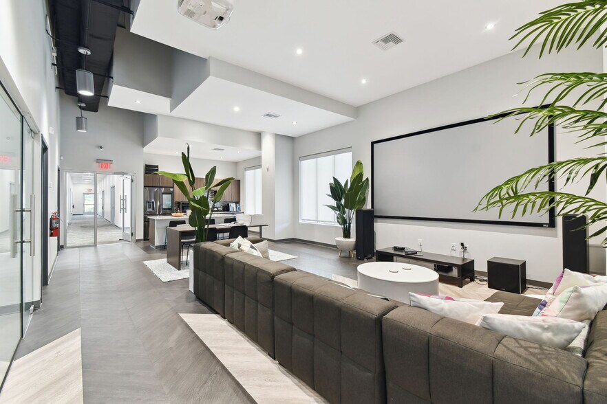 More Photos Of 924 Hale Ave, Brooksville Office For Sale